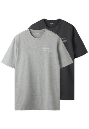 Δύο casual μπλουζάκια με στρογγυλή λαιμόκοψη, ένα ανοιχτό γκρι και ένα μαύρο, καθένα με μικρό λευκό κείμενο "ESSENTIAL ATHLETIC GEAR T.W.S.N" στο στήθος.