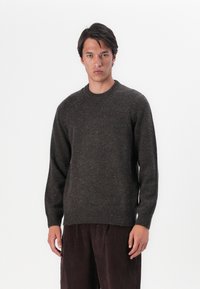 Barbour TAINSBURY CREW NECK  - Pulóver - dark oak