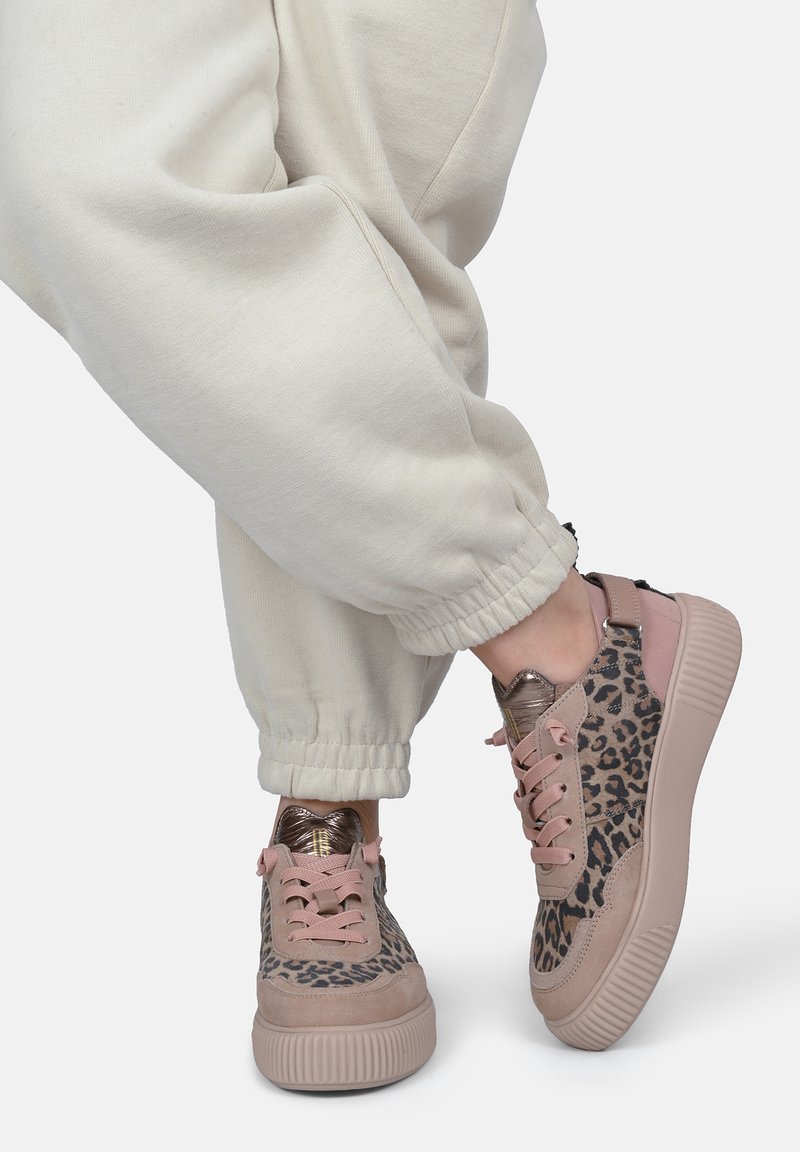Sneakers met luipaardprint, gemaakt van een mix van zacht roze suède en glanzende accenten, met een gestructureerde rubberen zool en vetersluiting.
