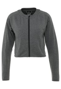 Grå kort jacka i textil med struktur, har en hel dragkedja fram, rundad halsringning och långa ärmar med sömdetaljer.