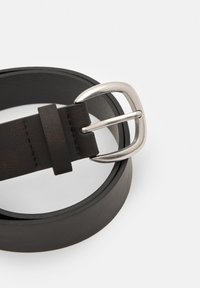 Sort l�æderbælte med en almindelig metalspænde i sølv, der har en tekstureret overflade og et klassisk design. Inkluderer en sløjfe til at sikre det overskydende rem.