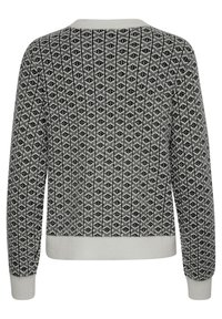 Kootud sviiter mustas ja valges, millel on geomeetriline muster korduvate diamonds'itega. Ribitud krae, varrukas ja hem. Tavaline lõige.