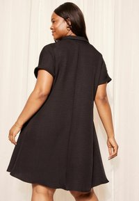 Curves Like These LOOK
 - Blusenkleid - black