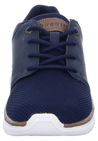 Mörkblå sneakers med övre del av mesh och läderdetaljer. Har runda snören, vadderad krage och en vit gummisula med ett strukturerat mönster.