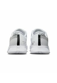 Scarpe sportive bianche con una parte superiore in mesh testurizzato, caratterizzate da strisce nere diagonali sul tallone e una suola ammortizzata per il supporto.