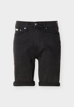 Pantaloni scurți negri din denim, cu tivuri întoarse, închidere frontală cu nasture și fermoar, bucle pentru curea și buzunare frontale pe un fundal simplu.