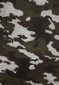 Maskovací látka s abstraktními tvary v tmavě zelené, světle šedé a černé barvě, s hladkou texturou a jemným povrchem.