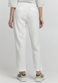 Oxmo OXALFA LINEN MIX - Nadrágok - off white