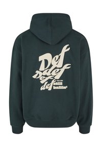 Mørkegrønn hettegenser laget av mykt stoff med en stor hvit grafisk tekstdesign på baksiden som sier "Def def def still ballin' siden 2006."