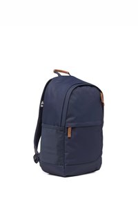 Zaino blu navy con una finitura in tessuto liscio, forma rettangolare, dettagli in pelle e una tasca laterale in rete per ulteriore spazio di archiviazione.