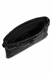 Crna kožna clutch torba s srebrnim zakovicama duž ruba, s patentnim zatvaračima i teksturiranom površinom. Unutrašnjost je obložena crnom tkaninom.