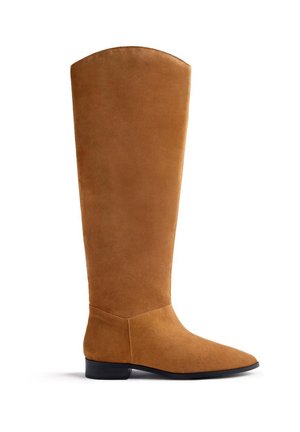 Botte haute en suède marron, arrivant au genou, avec un faible talon noir et un bout pointu, présentée en profil latéral sur fond blanc.