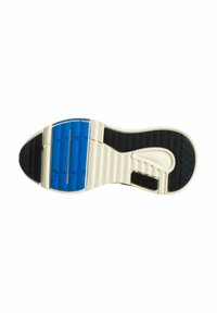 Suola di scarpa bianca con accenti neri e blu. Presenta una gomma testurizzata per una migliore aderenza, scanalature distinte e una zona con marchio vicino al tallone.