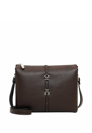 Bolso bandolera de cuero texturizado marrón oscuro con cremallera superior y una correa fina, con una correa vertical central con detalle de hebilla plateada.