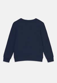 Sudadera azul marino con cuello redondo, mangas largas y puños acanalados. Hecha de una tela suave, con una textura lisa.