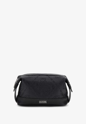 Neceser de cuero negro texturizado con patrón de logotipo en relieve, cierre de cremallera, asas laterales y una placa metálica con la inscripción "GUESS" en el frente.