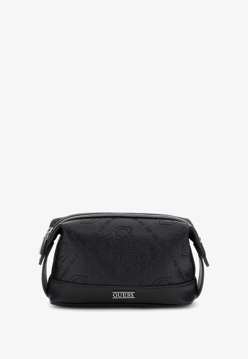 Neceser de cuero negro texturizado con patrón de logotipo en relieve, cierre de cremallera, asas laterales y una placa metálica con la inscripción "GUESS" en el frente.