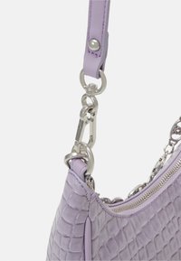 Sac à main lavande à texture crocodile avec chaîne et fermeture éclair argentées, avec une bandoulière amovible sécurisée par un fermoir et un rivet argentés.