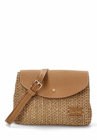 Bolso de hombro marrón claro con textura trenzada, que cuenta con una solapa de cuero marrón, tira ajustable y detalles en dorado.