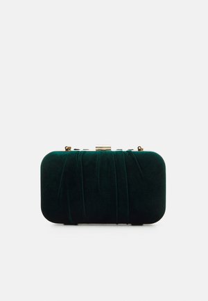 Rektangulær mørkegrøn fløjl clutch taske med rynket stofdetalje og guldlås lukning øverst.