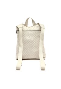 Mochila beige con una superficie texturizada y con patrones; cuenta con correas dobles para los hombros, un asa en la parte superior y un bolsillo frontal con cremallera.