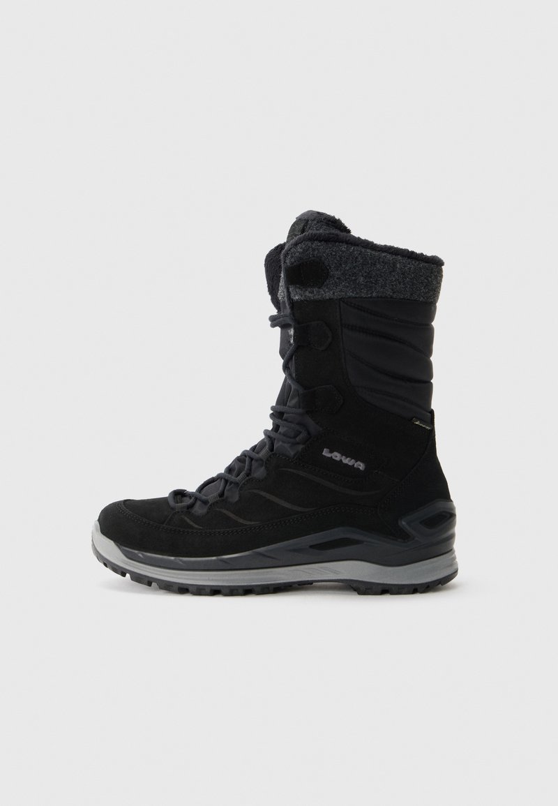 Scarpa da trekking nera con materiali in suede e sintetici, altezza a metà polpaccio, punta rinforzata, collo grigio texturizzato e suola in gomma grigia.