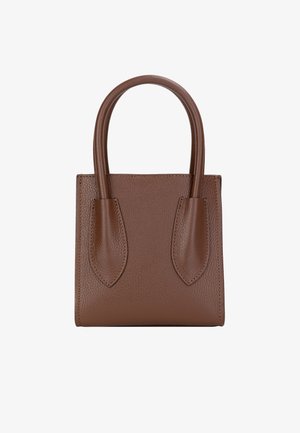 Sac fourre-tout en cuir marron avec des poignées arrondies et des côtés plats. Présente une surface texturée et un minimum de détails, offrant un design élégant et moderne.