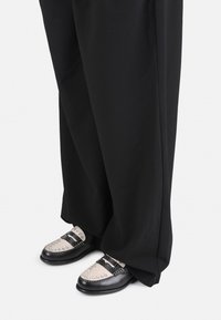 FRIZO - Instappers - black