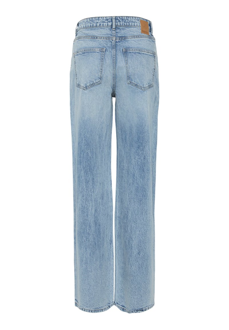 Lichtblauwe denimbroek met brede pijpen en een vervaagde was, vijf zakken en een label aan de achterkant. De stof heeft een licht gestructureerd oppervlak.