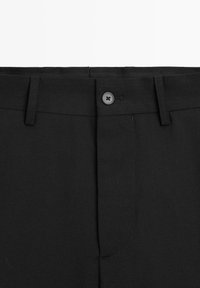 Schwarze Hose mit flacher Front, ausgestattet mit einem einzelnen schwarzen Knopf und Gürtelschlaufen, gefertigt aus einem glatten Webstoff.