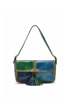 Borsa a mano in pelle patchwork verde e blu con rifinitura intrecciata, patta superiore, tracolla e due nappine in pelle appese alla chiusura frontale.