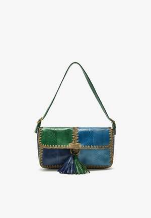 Sac à main en cuir patchwork vert et bleu avec bordure tressée, rabat supérieur, bandoulière et deux pampilles en cuir suspendues à la fermeture avant.