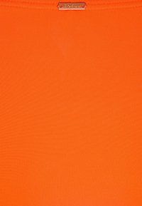 Tecido de natação O'Neill em laranja brilhante, textura suave, com uma etiqueta de logotipo metálico na parte superior. Costura reforçada por toda a parte.