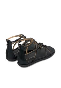 Schwarze Sandalen mit matter Oberfläche, featuring kreuzweise Riemen, einer strukturierten Sohle und einem seitlichen Reißverschluss für einfaches An- und Ausziehen.