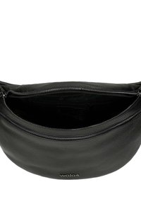 Borsa a tracolla in pelle nera con silhouette arrotondata. Presenta una chiusura con zip e una texture liscia. Logo in rilievo sul davanti. Interno in tessuto nero.