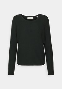 Maglione a maniche lunghe a coste di un verde scuro con colletto rotondo, realizzato in un tessuto testurizzato. Presenta una linea dritta e un branding minimale.