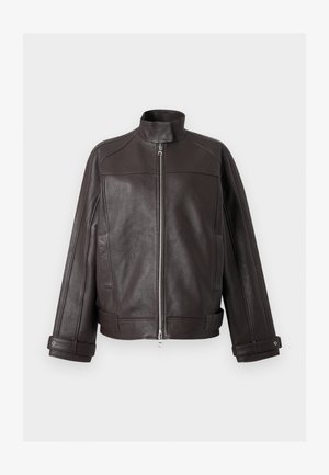 Sötétbarna, szemcsés bőr dzseki álló gallérral, elülső cipzárral, oldalzsebekkel, hosszú ujjakkal, és állítható csattos pántokkal az ujjak végén és az alsó szegélynél.