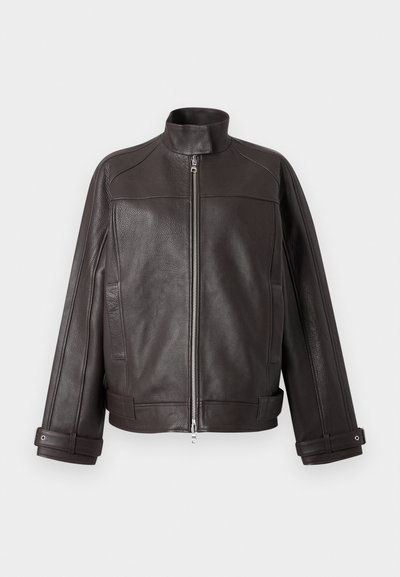 Σκούρο καφέ δερμάτινο μπουφάν με υφή πέτρας, όρθιο γιακά, φερμουάρ μπροστά, πλαϊνές τσέπες, μακριά μανίκια και ρυθμιζόμενους ιμάντες με αγκράφα στις μανσέτες και στο κάτω μέρος.