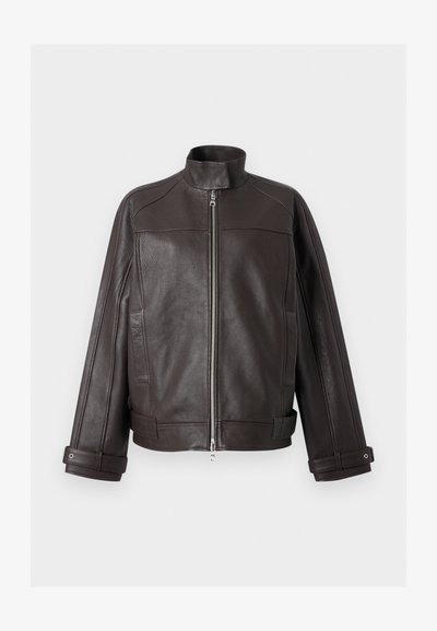 Σκούρο καφέ δερμάτινο μπουφάν με υφή πέτρας, όρθιο γιακά, φερμουάρ μπροστά, πλαϊνές τσέπες, μακριά μανίκια και ρυθμιζόμενους ιμάντες με αγκράφα στις μανσέτες και στο κάτω μέρος.