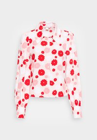 Rosa blus med stora röda och vita blommönster, klassisk krage, långa puffärmar och knäppning framtill.