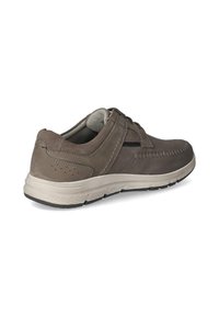 Hnědá kožená bota s texturovaným povrchem, ozdobená prošíváním, polstrovaným jazykem a světlou gumovou podrážkou.