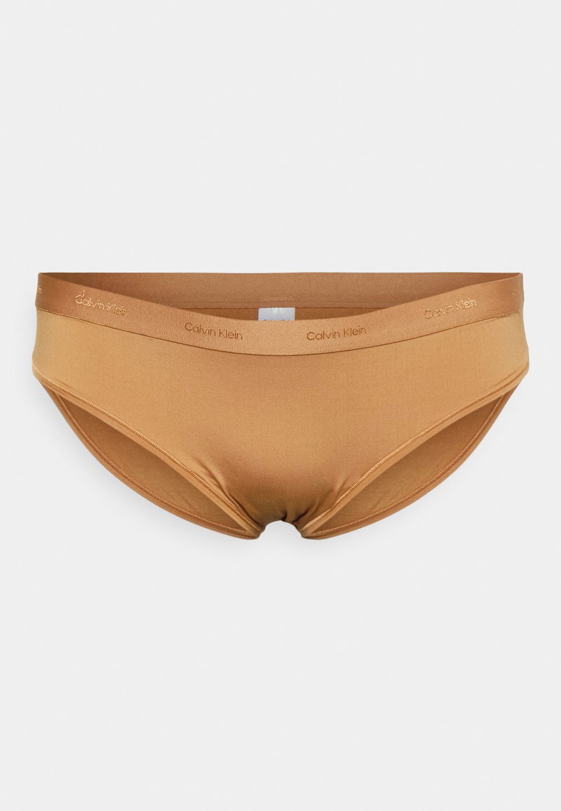 Cuecas bikini cor bege com uma textura suave, apresentando uma cintura larga em relevo com o logotipo da Calvin Klein. Design minimalist, estilo de cobertura total.