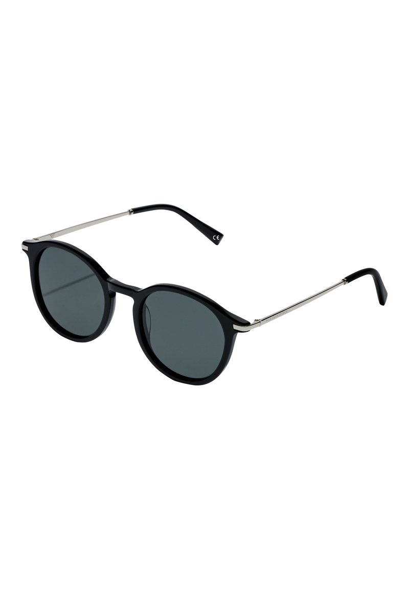 Ochelari de soare rotunzi cu rame din plastic negru, lentile gri închis și temple subțiri din metal argintiu. Design elegant și modern.