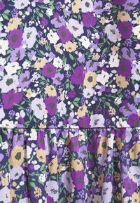 Květinová látka s tmavě purpurovým pozadím, na které jsou různé květiny v odstínech purpurové, bílé a béžové, a shromážděný detail v dolní �části.