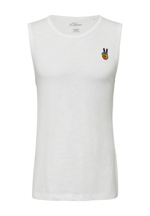 Witte mouwloze katoenen tanktop met een kleine meerkleurige vredeshandsymbool op de linkerkant van de borst. Gladde textuur, standaard pasvorm.