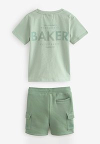 Tričko s krátkym rukávom v mentolovo zelenej farbe so textom "BAKER" na zadnej strane. Zodpovedajúce šortky majú cargo vrecká a mäkkú bavlnenú textúru.