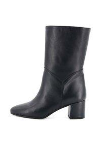 Stivaletto in pelle nera con punta appuntita e tacco basso a blocco. La parte superiore presenta una texture liscia e un dettaglio di cucitura.
