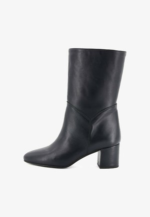 Stivaletto in pelle nera con punta appuntita e tacco basso a blocco. La parte superiore presenta una texture liscia e un dettaglio di cucitura.