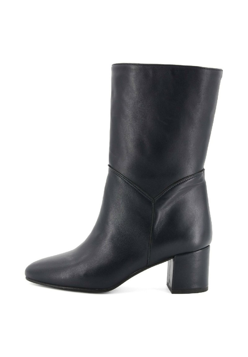 Stivaletto in pelle nera con punta appuntita e tacco basso a blocco. La parte superiore presenta una texture liscia e un dettaglio di cucitura.