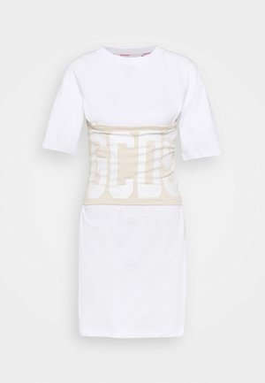 Robe blanche longueur genou avec manches courtes et un détail de taille beige cintré style corset, orné de grandes lettres audacieuses.